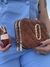 Bolsa média caramelo com dourado