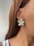 Brinco flor grande com detalhes banhado a ouro18k - comprar online