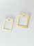 Brinco grande dourado quadrado vazado com ponto de luz P central banhado a ouro 18k antialérgico