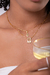Colar com pingente gota trabalhada na lateral banhado a ouro 18k na internet