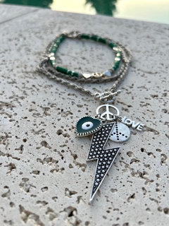 C024 Collar doble con verdes y metal plateado nickel