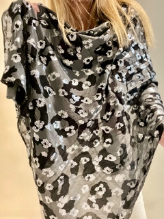 Pashmina animal print en grises y plata