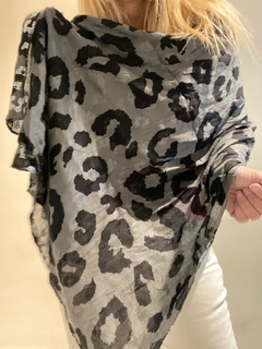 Pashmina animal print en grises y plata - Tu Guiseppa