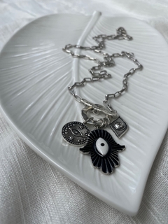 collar largo con dijes en metal plateado en internet
