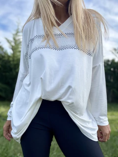 MLA61 Remeron de modal escote en v manteca con mini strasses negros y plata - tienda online