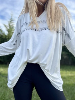 Imagen de MLA61 Remeron de modal escote en v manteca con mini strasses negros y plata
