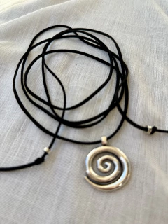 CO68 collar cordón Gamuzado negro con dije circular