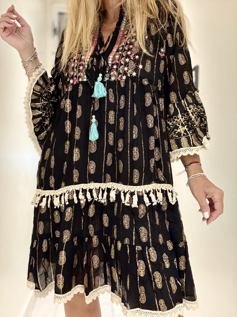 V520C Vestido de algodón de india con borlas en negro
