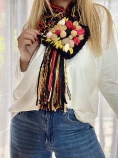 CUE09 Cuello cintas de pura lana base negra con bordado con tonos tierra - comprar online