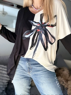 Imagen de MLA219 Remeron de modal dos colores con maxi flor y tachas
