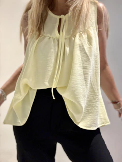 MUSC8C Musculosa camisola de crep plisada color amarillo pastel