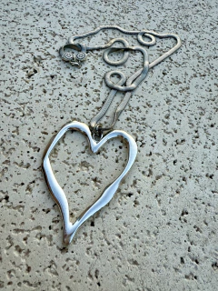 C074 Collar largo/corto en metal plateado nickel con maxi corazón en internet