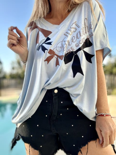 MCA99 Remeron de modal celeste con apliques de moños - comprar online