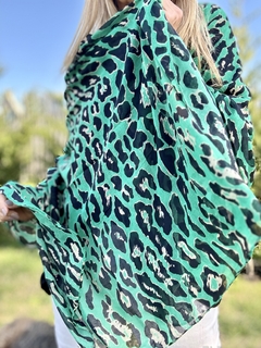 PAS22 Pashmina de poliester estampado animal print en verde esmeralda en internet