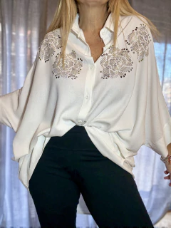Imagen de CAM09 Maxi camisa blanca con rosas en mini strasses plata y dorado