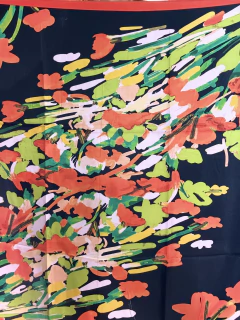 MPS26 Maxi pañuelo de seda estampado base negro con flores de colores - tienda online
