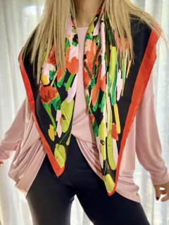 MPS26 Maxi pañuelo de seda estampado base negro con flores de colores en internet