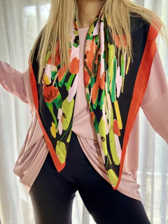 MPS26 Maxi pañuelo de seda estampado base negro con flores de colores