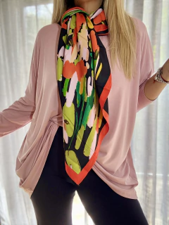 MPS26 Maxi pañuelo de seda estampado base negro con flores de colores - comprar online