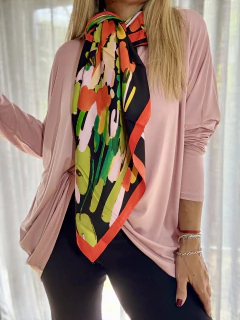 Imagen de MPS26 Maxi pañuelo de seda estampado base negro con flores de colores