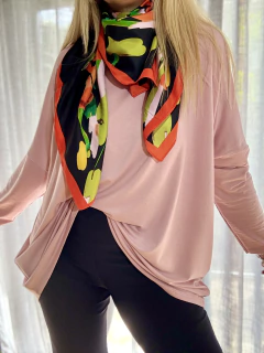 MPS26 Maxi pañuelo de seda estampado base negro con flores de colores - Tu Guiseppa