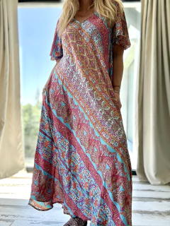 V2753 Vestido de seda de india estampado en celestes , fuscias y maíz