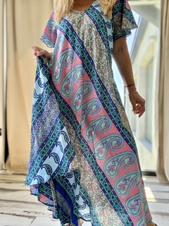 V2753 Vestido de seda de india estampado en azules y rosas en internet