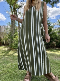 V04 Vestido de lino elastizado estampado en rayas verde musgo y crema