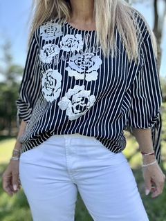 Imagen de MCA144 Remeron de cey rayado con rosas blancas y mini strasses