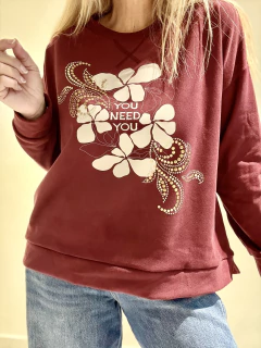 Imagen de BU07 Buzo color borravino con estampa y mini strasses