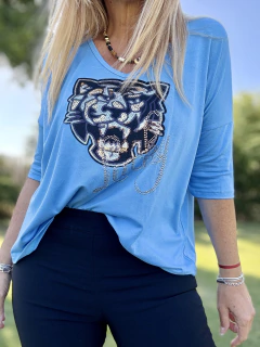 MCA159 Remeron de crep celeste con aplique de tigre lucky