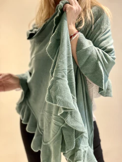 MBL9C Mantón de lana Bremen con volados en los extremos color verde en internet