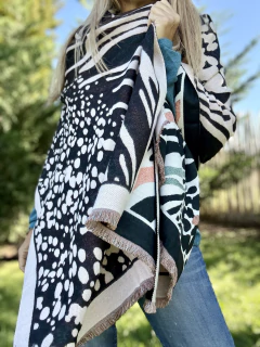 MBL32 Maxi bufandon de lana tramada reversible en print negros verdes y salmón - tienda online
