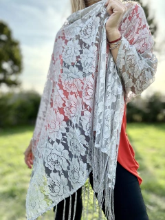 PAS64 Pashmina de encaje gris plata con flecos - comprar online