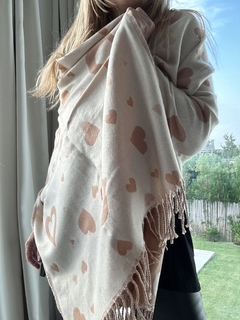 MBL48 Bufandones de lanilla reversible con corazones en beiges y habanos - comprar online
