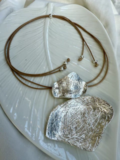 CI02A Collar largo/corto con cordón y maxi dije labrado en metal