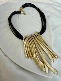 CI05A Collar corto multi cordones negro con maxi dije central en internet