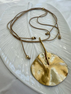 CI06 Collar largo/corto con cordón y dije central circular en metal dorado - comprar online