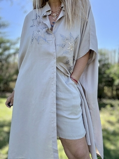 V11 Vestido Camisaco de lino beige con mini strasses dorados, plata y peltre en internet