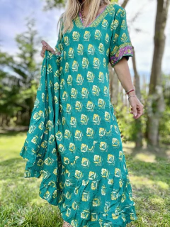 V6318 Vestido de seda de india gold estampado en verdes con lila - Tu Guiseppa