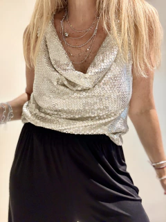 Musculosa con cuello volcado con lentejuelas doradas y plata - comprar online