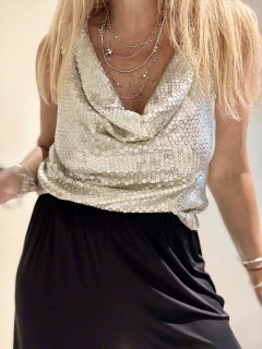 Musculosa con cuello volcado con lentejuelas doradas y plata - Tu Guiseppa