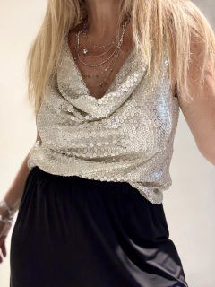 Imagen de Musculosa con cuello volcado con lentejuelas doradas y plata