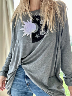 MLA28 Remeron de modal gris topo con aplique sol luna en telas