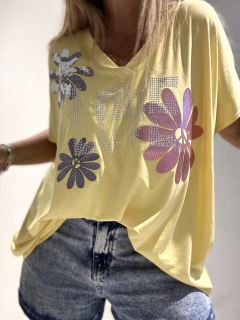 MCA111 Remeron de modal amarillo con margaritas rosas y letras de mini strasses en internet