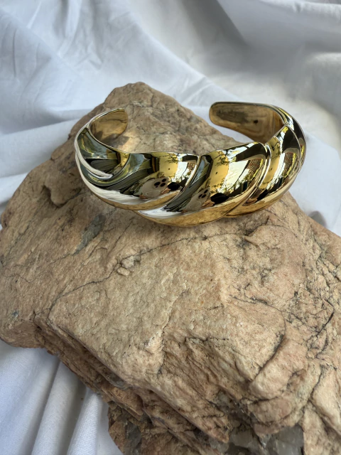 BRA14A Brazalete con diseño tipo trenza en acrílico dorado