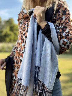 BLR2 Bufandon de lanilla reversible en animal print con celeste - comprar online