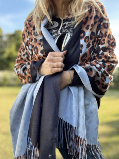 BLR2 Bufandon de lanilla reversible en animal print con celeste en internet