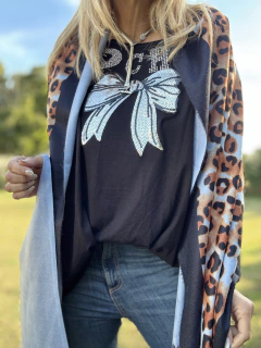 BLR2 Bufandon de lanilla reversible en animal print con celeste - Tu Guiseppa