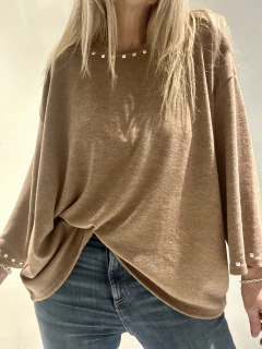 SWT6B Sweaters de lanilla con tachas cuadradas color habano - Tu Guiseppa